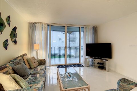 Condo in Redington Shores, Florida, 2 bedrooms № 2209543 - photo 22