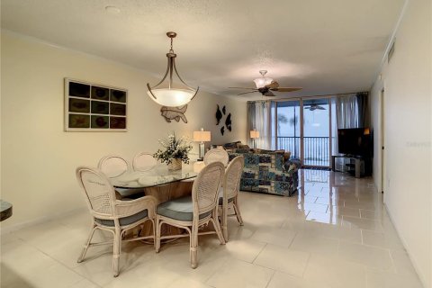 Condo in Redington Shores, Florida, 2 bedrooms № 2209543 - photo 19