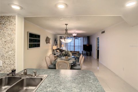 Condo in Redington Shores, Florida, 2 bedrooms № 2209543 - photo 16