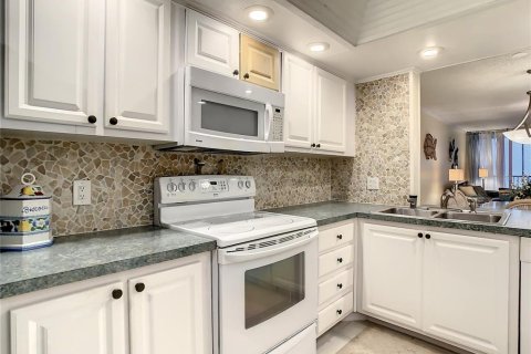 Condo in Redington Shores, Florida, 2 bedrooms № 2209543 - photo 13