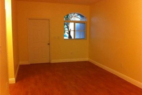 Touwnhouse à louer à Miami, Floride: 3 chambres, 157 m2 № 2439399 - photo 4