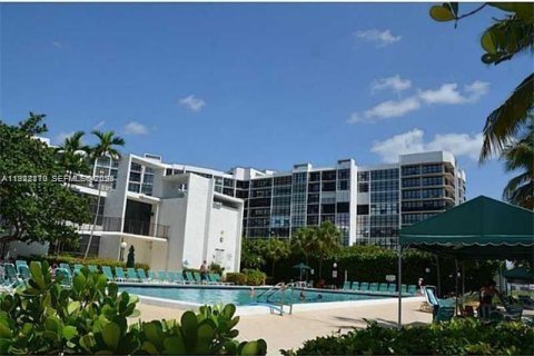 Condo in Hallandale Beach, Florida, 2 bedrooms № 1987833 - photo 24