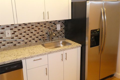 Condo in Hallandale Beach, Florida, 2 bedrooms № 1987833 - photo 6