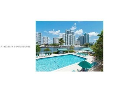 Condo in Hallandale Beach, Florida, 2 bedrooms № 1987833 - photo 26