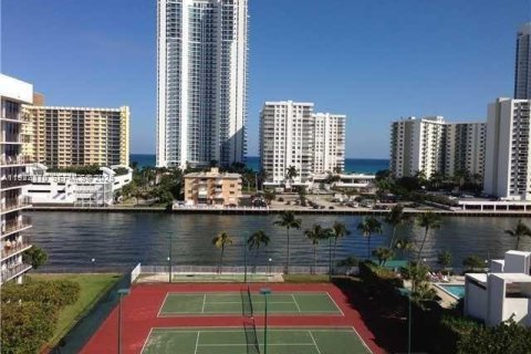 Condo in Hallandale Beach, Florida, 2 bedrooms № 1987833 - photo 25