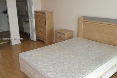 Condo in Hallandale Beach, Florida, 2 bedrooms № 1987833 - photo 16