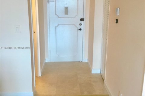 Condo in Hallandale Beach, Florida, 2 bedrooms № 1987833 - photo 18