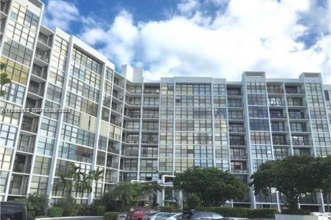 Condo in Hallandale Beach, Florida, 2 bedrooms № 1987833 - photo 2