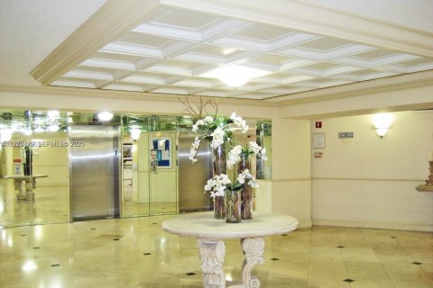 Condo in Hallandale Beach, Florida, 2 bedrooms № 1987833 - photo 3