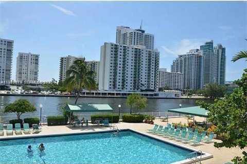 Condo in Hallandale Beach, Florida, 2 bedrooms № 1987833 - photo 22