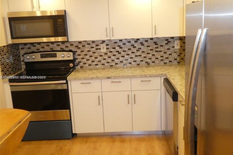 Condo in Hallandale Beach, Florida, 2 bedrooms № 1987833 - photo 5