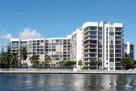 Condo in Hallandale Beach, Florida, 2 bedrooms № 1987833 - photo 27