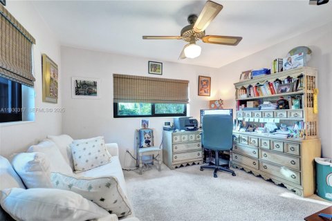 House in Miami, Florida 4 bedrooms, 278.43 sq.m. № 1989625 - photo 12