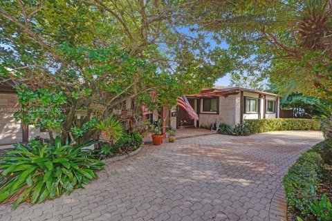 House in Miami, Florida 4 bedrooms, 278.43 sq.m. № 1989625 - photo 4