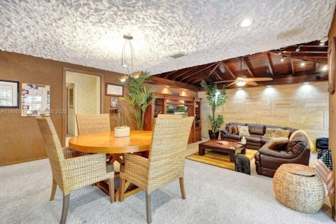 House in Miami, Florida 4 bedrooms, 278.43 sq.m. № 1989625 - photo 27