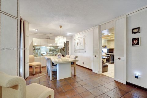 House in Miami, Florida 4 bedrooms, 278.43 sq.m. № 1989625 - photo 11