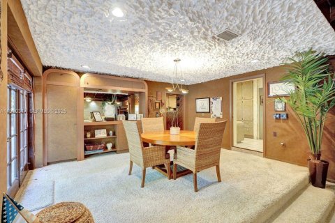 House in Miami, Florida 4 bedrooms, 278.43 sq.m. № 1989625 - photo 9