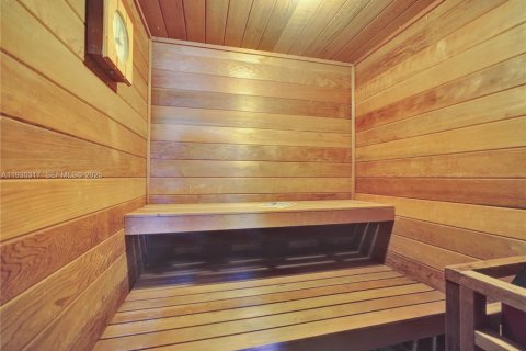 House in Miami, Florida 4 bedrooms, 278.43 sq.m. № 1989625 - photo 30