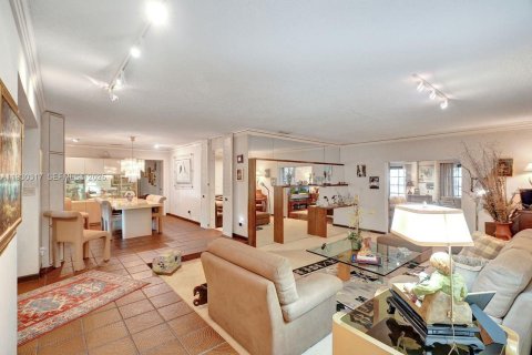 House in Miami, Florida 4 bedrooms, 278.43 sq.m. № 1989625 - photo 7