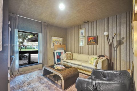 House in Miami, Florida 4 bedrooms, 278.43 sq.m. № 1989625 - photo 19