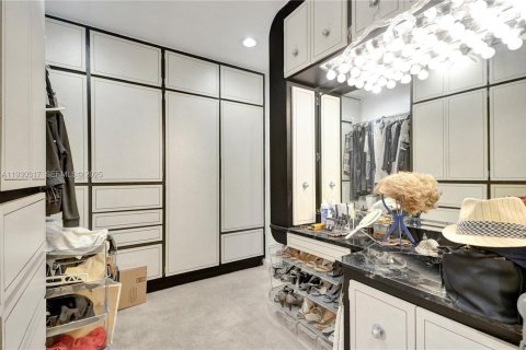 House in Miami, Florida 4 bedrooms, 278.43 sq.m. № 1989625 - photo 15