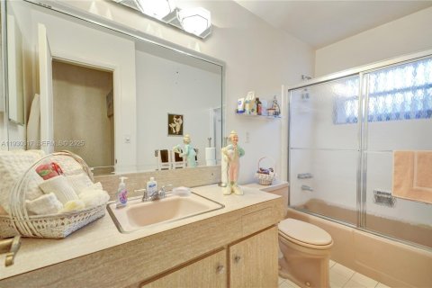 House in Miami, Florida 4 bedrooms, 278.43 sq.m. № 1989625 - photo 18