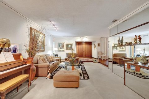 House in Miami, Florida 4 bedrooms, 278.43 sq.m. № 1989625 - photo 6