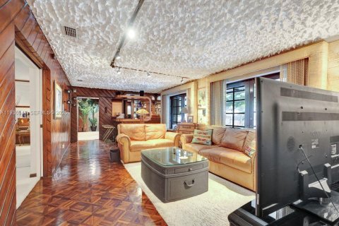 House in Miami, Florida 4 bedrooms, 278.43 sq.m. № 1989625 - photo 10