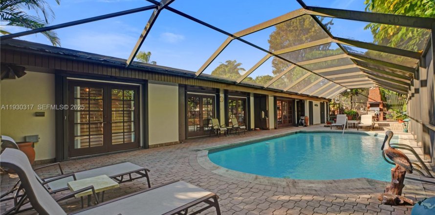 House in Miami, Florida 4 bedrooms, 278.43 sq.m. № 1989625