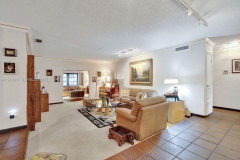 House in Miami, Florida 4 bedrooms, 278.43 sq.m. № 1989625 - photo 8