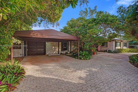 House in Miami, Florida 4 bedrooms, 278.43 sq.m. № 1989625 - photo 5