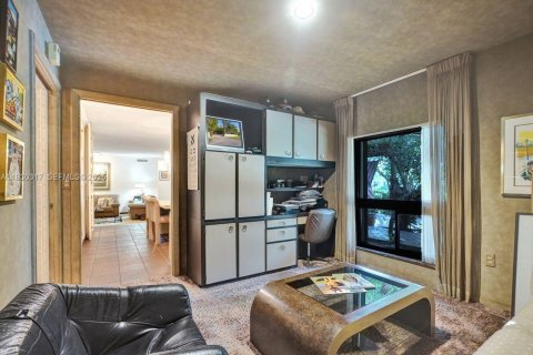 House in Miami, Florida 4 bedrooms, 278.43 sq.m. № 1989625 - photo 14