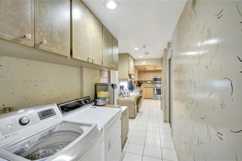 House in Miami, Florida 4 bedrooms, 278.43 sq.m. № 1989625 - photo 23