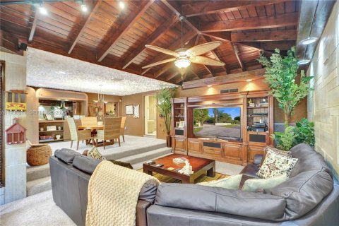 House in Miami, Florida 4 bedrooms, 278.43 sq.m. № 1989625 - photo 28