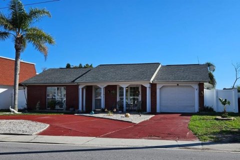 House in Holiday, Florida 2 bedrooms, 122.63 sq.m. № 1543270 - photo 1