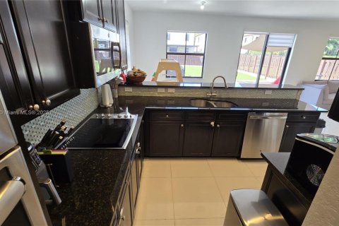 Villa ou maison à louer à Doral, Floride: 5 chambres, 277.96 m2 № 1946917 - photo 8