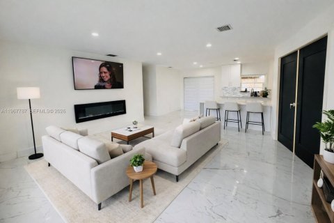 Casa en venta en Miami Gardens, Florida, 4 dormitorios, 95.22 m2 № 2029418 - foto 2