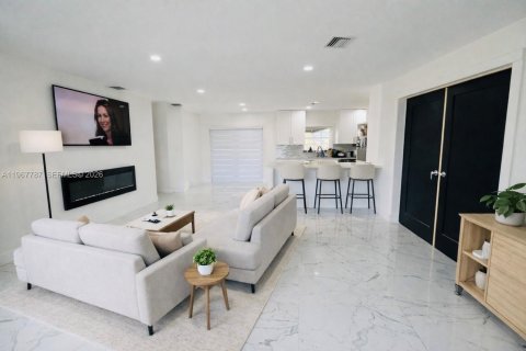 Casa en venta en Miami Gardens, Florida, 4 dormitorios, 95.22 m2 № 2029418 - foto 3