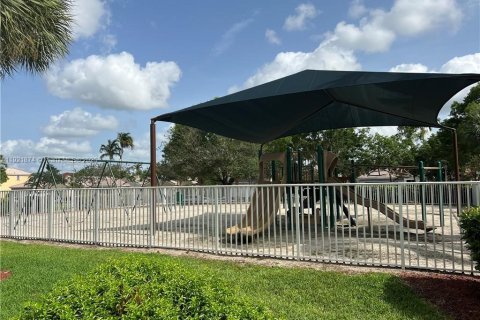 Townhouse in Weston, Florida 4 bedrooms, 161.37 sq.m. № 1975802 - photo 16