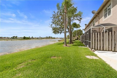 Townhouse in Weston, Florida 4 bedrooms, 161.37 sq.m. № 1975802 - photo 2