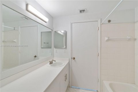 Townhouse in Weston, Florida 4 bedrooms, 161.37 sq.m. № 1975802 - photo 10