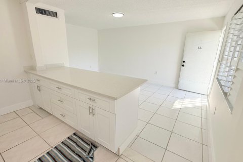 Снять в аренду кондоминиум в Майами, Флорида 2 спальни, 69.86м2, № 2019012 - фото 16