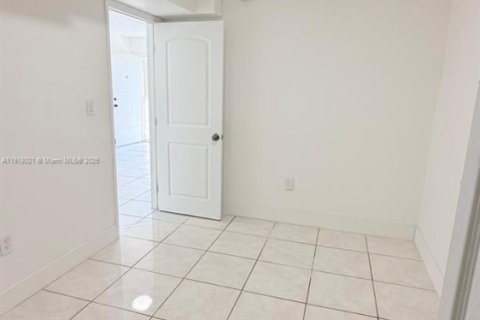 Снять в аренду кондоминиум в Майами, Флорида 2 спальни, 69.86м2, № 2019012 - фото 4
