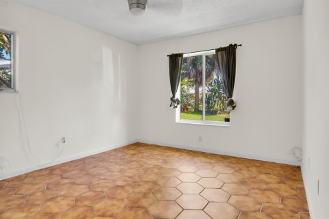 House in Lake Worth, Florida 3 bedrooms, 152.36 sq.m. № 2177158 - photo 18