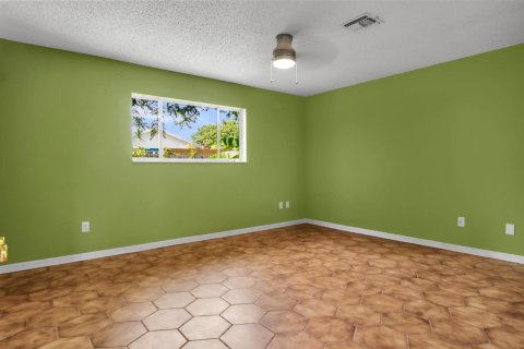 House in Lake Worth, Florida 3 bedrooms, 152.36 sq.m. № 2177158 - photo 19
