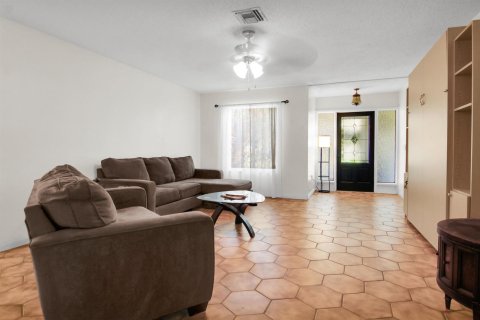 House in Lake Worth, Florida 3 bedrooms, 152.36 sq.m. № 2177158 - photo 9