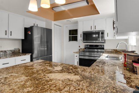 House in Lake Worth, Florida 3 bedrooms, 152.36 sq.m. № 2177158 - photo 20
