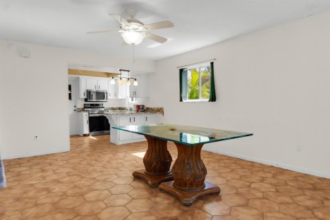 House in Lake Worth, Florida 3 bedrooms, 152.36 sq.m. № 2177158 - photo 14