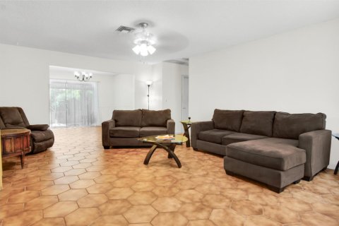 House in Lake Worth, Florida 3 bedrooms, 152.36 sq.m. № 2177158 - photo 8