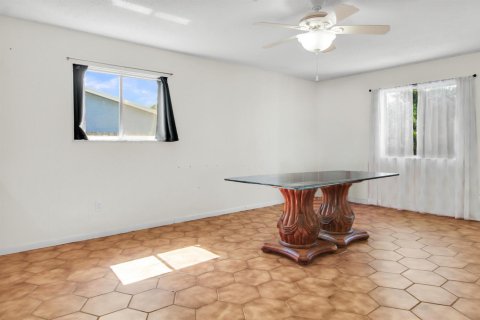 House in Lake Worth, Florida 3 bedrooms, 152.36 sq.m. № 2177158 - photo 13